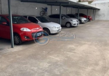 VENTA COCHERA semicubierta en PB de edificio - ABASTO