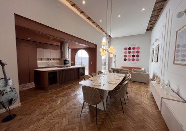 Espectacular Casa de diseño, reciclada. 4 dormitorios, patio con parrillero, terraza con piscina, cochera - Abasto