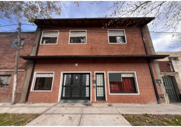Interesante CASA en dos plantas, 4 dormitorios, patio, terraza - BELLA VISTA