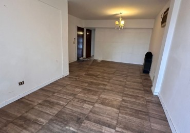 Excelente Oportunidad en Barrio Martin: 2 Dormitorios, Balcon a la Calle 