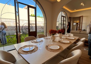 Espectacular CASA de diseño, 3 dormitorios, patio, piscina, terraza, cochera - BARRIO LOURDES