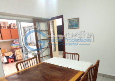 VENTA CASA AL FRENTE - Dos plantas - Tres dormitorios - Cochera - Tres patios - Terraza - BELLA VISTA